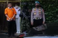 Momen Putri Chandrawati Gandeng Tangan Ferdy Sambo yang Terikat Kabel Ties Usai Rekonstruksi Pembunuhan Brigadir J