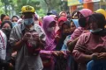 Momen Ratusan Warga Antre Mengambil BLT di Kantor Pos Merdeka Palembang