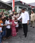 Momen Prabowo Dampingi Jokowi Salurkan Bansos, Resmikan Jembatan hingga Temui Nelayan