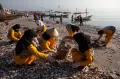 Aksi Bersih-bersih Sampah di Pesisir Pantai Kenjeran
