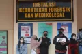 Keluarga Korban Kerusuhan Suporter Sambangi Kamar Jenazah RS Saiful Anwar Malang