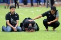 Sampaikan Belasungkawa, Pelatih Arema FC Javier Roca Bersimpuh di Stadion Kanjuruhan