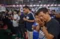 Sambil Menangis, Ribuan Suporter Gelar Doa Bersama dan Salat Gaib di GOR Saparua Bandung