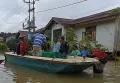 Terjebak Banjir, Warga Bawa Jenazah Pakai Perahu