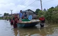 Terjebak Banjir, Warga Bawa Jenazah Pakai Perahu
