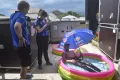 Kegerahan, Pembalap WSBK Ini Berendam Air Es di Kolam Karet Sambil Payungan