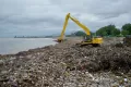 Evakuasi Sampah di Pantai Muaro Padang