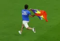 Kibarkan Bendera LGBT, Suporter Ini Nekat Masuk ke Lapangan di Laga Portugal vs Uruguay