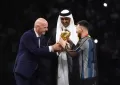 Penampilan Syeikh Messi Pakai Jubah Arab Saat Menerima Trofi Piala Dunia 2022