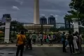 Liburan ke Monas Meski Awan Gelap Selimuti Jakarta