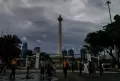 Liburan ke Monas Meski Awan Gelap Selimuti Jakarta