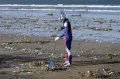 Pakai Sandal Jepit dan Sapu, Begini Aksi Ultraman Bersihkan Sampah di Pantai Kuta Bali