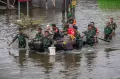 Petugas Gabungan Evakuasi Warga yang Terisolir Banjir Semarang