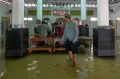 Masjid Terendam Banjir, Warga Melaksanakan Salat di atas Meja