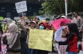 Unjuk Rasa Warga di Gudang Lazada Depok