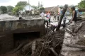 Banjir Lumpur Susulan Tutupi Jalan di Desa Sampol Bondowoso
