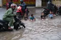 Banjir Genangi Kawasan Jalan Nipa-nipa Makassar