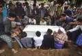 Tangis Keluarga Iringi Kedatangan Jenazah Warga Lombok Korban Gempa Turki
