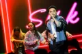 Aksi Panggung Rahman Nyanyikan Yang Penting Happy di Spektakuler Show 4 Indonesian Idol
