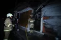 Petugas Sisir Rumah Warga yang Terbakar Akibat Kebakaran di Depo Pertamina Plumpang