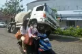 Truk Molen Terguling di Kampung Bulusan Semarang