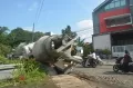 Truk Molen Terguling di Kampung Bulusan Semarang
