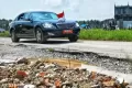 Detik-detik Mobil Presiden Jokowi Terabas Jalan Rusak di Lampung