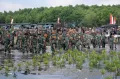 Kompaknya TNI-Polri Tanam Mangrove di Pantai Tirang Semarang