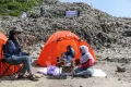 Sindir Pemkot Depok, Relawan Berkemah di Gunungan Sampah TPA Cipayung
