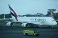 Begini Momen Pesawat Penumpang Terbesar Airbus A380 Emirates Saat Mendarat di Bali