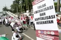 Tolak RUU Kesehatan Omnibus Law, Ribuan Nakes Kepung Gedung DPR