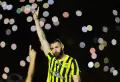 Disambut 62.000 Ribu Suporter Al-Ittihad, Karim Benzema Pamer Trofi Ballon dOr