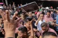 Tinjau Pasar Menteng Pulo, Jokowi Bagikan Sembako untuk Warga