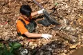 Aksi Relawan Pandawara Group Bersihkan Sampah Kali Krukut Depok