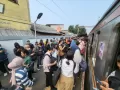 Imbas Kecelakaan Truk Tabrak Tiang Listrik, Penumpang KRL Tertahan di Stasiun Pondok Ranji