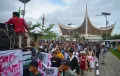 Aksi Unjuk Rasa Masyarakat Air Bangis di Padang