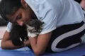 Yoga Sambil Pandangi Anabul Gemas, Cat Lovers Pasti Mimpi Kesini