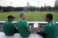 Sopan, Peserta Seleksi Timnas Indonesia U-17 Salami Pelatih Seusai Laga