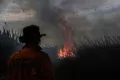 Potret Petugas Berjibaku Padamkan Api Kebakaran Lahan di Ogan Ilir Sumsel
