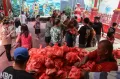 Warga Serbu Pembagian Sembako Gratis di Klenteng Hoo Hok Bio Semarang