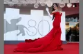 Wow, Georgina Rodriguez Merah Merona di Red Carpet Festival Film Venesia