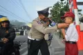 Momen Siswa SD Malu Tak Punya Pembungkus Kartu Ujian, Sampai Dibujuk Polisi