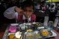 Potret Keseruan Murid SD Makan Masakan Dapur Masuk Sekolah Kodam II Sriwijaya