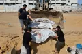 Jenazah Diangkut Pakai Eskavator, Begini Penampakan Kuburan Massal Korban Kekejaman Israel di Gaza
