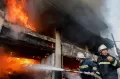 Pemadam Kebakaran Beraksi di Gaza Padamkan Api Serangan Rudal Israel