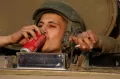 Tentara Zionis Pasang Muka Santai, Minum Coca-Cola dan Merokok Dekat Perbatasan Israel-Gaza