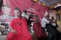 Tim Pemenangan Daerah Ganjar-Mahfud DKI Jakarta Gelar Cukur Rambut Gratis di Kwitang