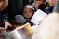Bertahan Hidup dari Kelaparan, Anak-anak Palestina Rela Antre Demi Mendapatkan Makanan