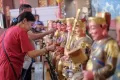 Potret Suka Cita Warga Keturunan Tionghoa Mensucikan Rupang Jelang Imlek 2575 di Makassar