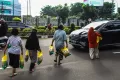 Beras Mahal! Ratusan Emak-emak Kepung Pasar Murah di Palembang